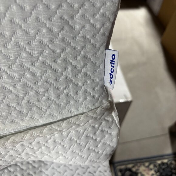 Derillo Pillows - Picture 2 of 4